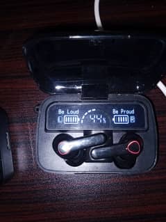 M90 EARBUDS GOOD Condition best charging back up