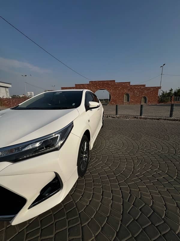 Toyota Corolla Altis X 1.6 Special Edition 4