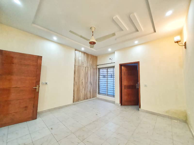 10 Marla Luxury Non Furnished Upper Lower Available For Rent In Bahria Town Lahore 4