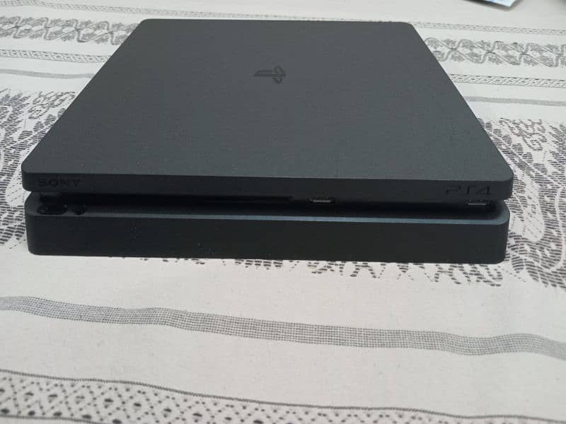 PlayStation (PS4) Slim with disc 0