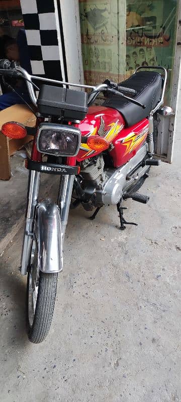 honda 125 with golden number 3