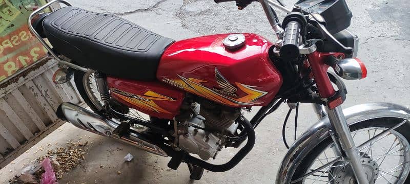 honda 125 with golden number 4