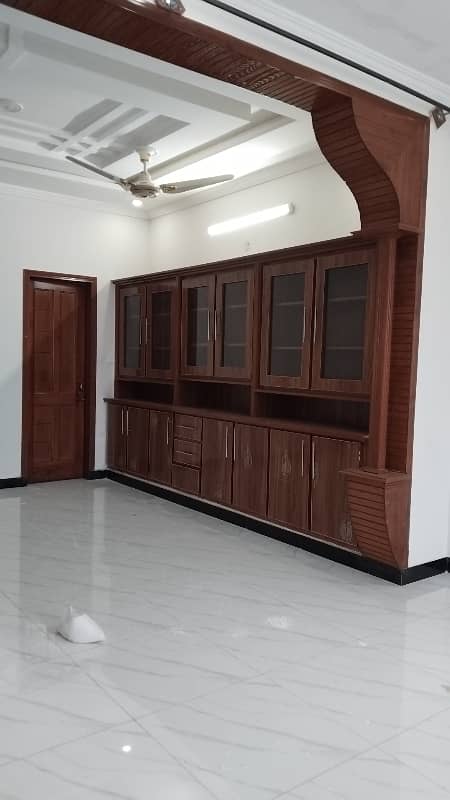 1 kanal upper portion for Rent visit Anytime 3 bedroom Attach bathroom 1 kitchen 1DRAWING room 1 sarvan quarter contact 03345370600 5