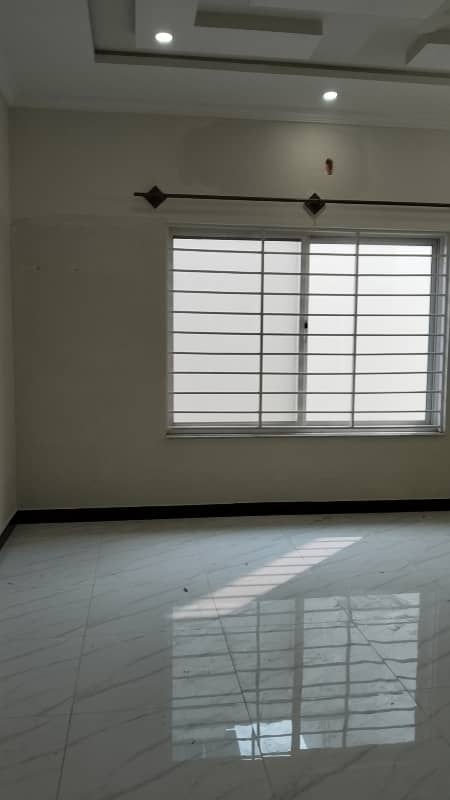 1 kanal upper portion for Rent visit Anytime 3 bedroom Attach bathroom 1 kitchen 1DRAWING room 1 sarvan quarter contact 03345370600 15