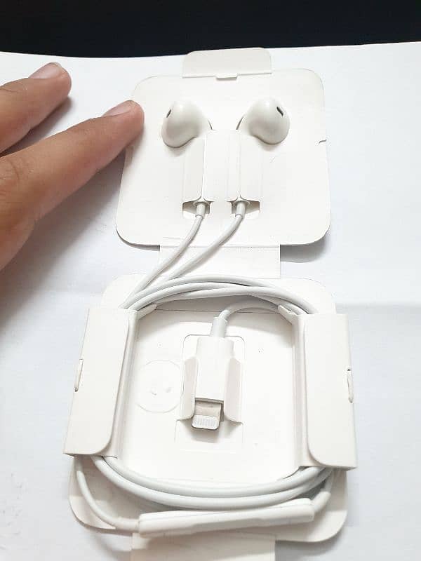 Apple Iphone Earphones 2