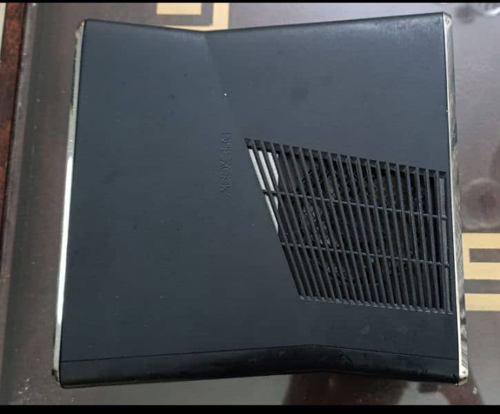 Xbox 360 for sale in a good condition without controller 0