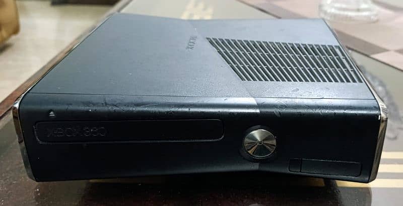 Xbox 360 for sale in a good condition without controller 1