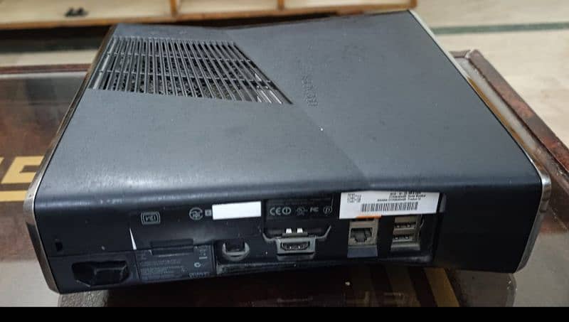 Xbox 360 for sale in a good condition without controller 2