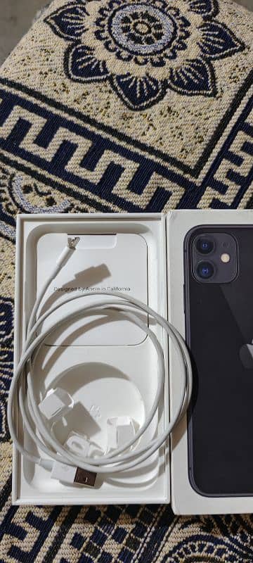 iphone 11 with box 64 gb 10by10 new condition 3