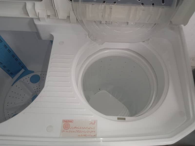 Kenwood Semi automatic washing mechine. 2