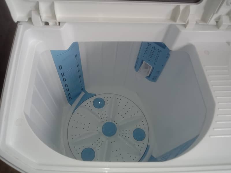 Kenwood Semi automatic washing mechine. 3