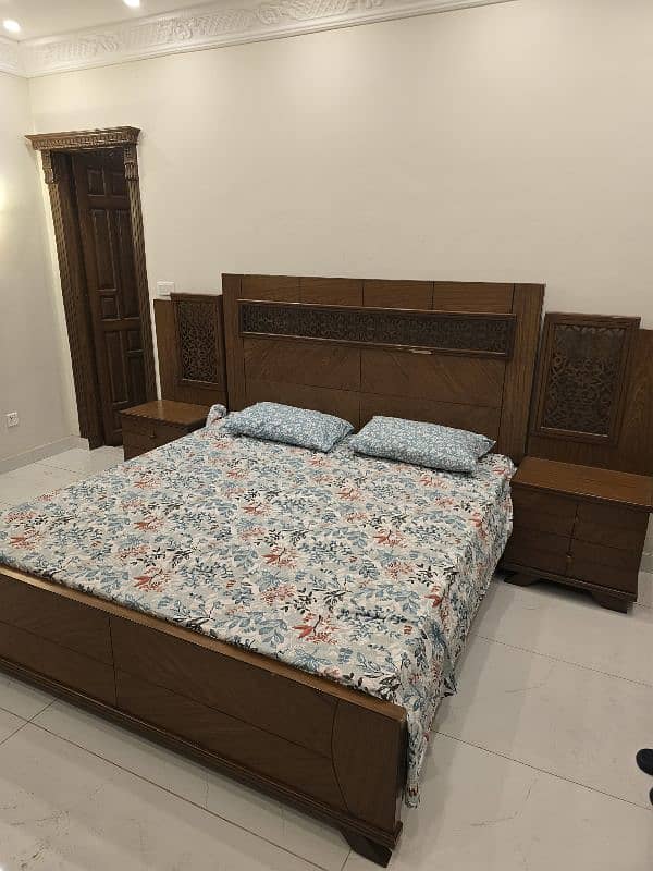 Very Good Quality King Size bed + 2 Side Tables 1