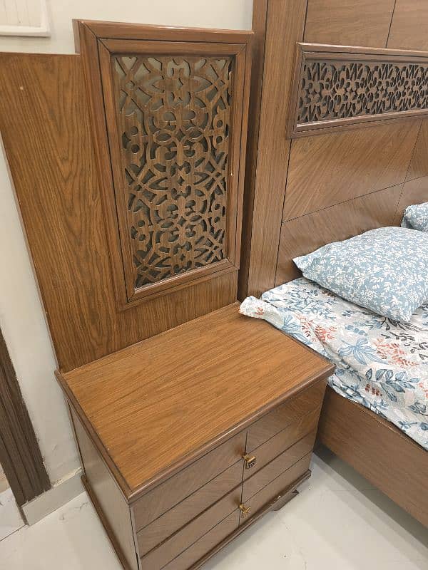 Very Good Quality King Size bed + 2 Side Tables 2