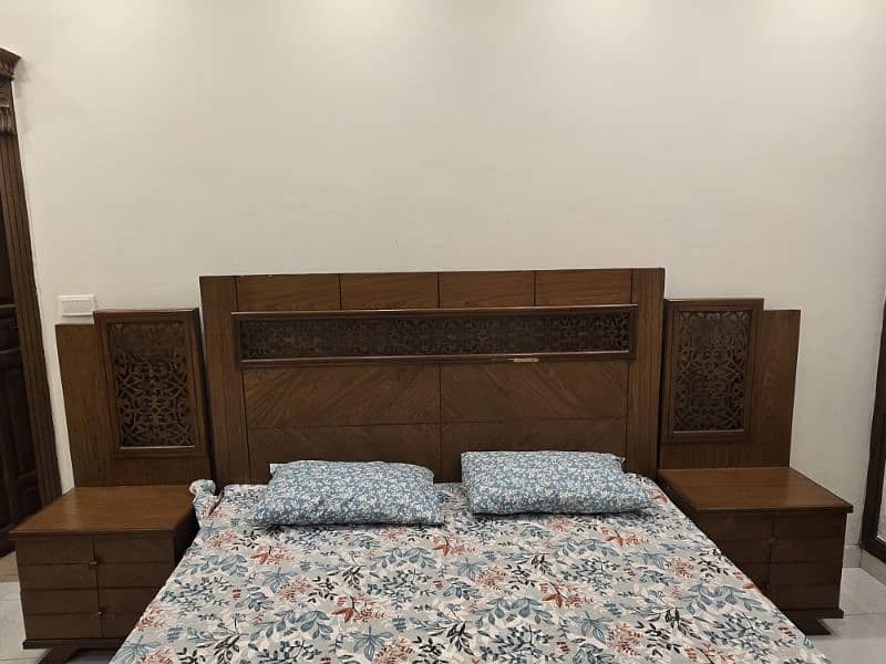 Very Good Quality King Size bed + 2 Side Tables 6