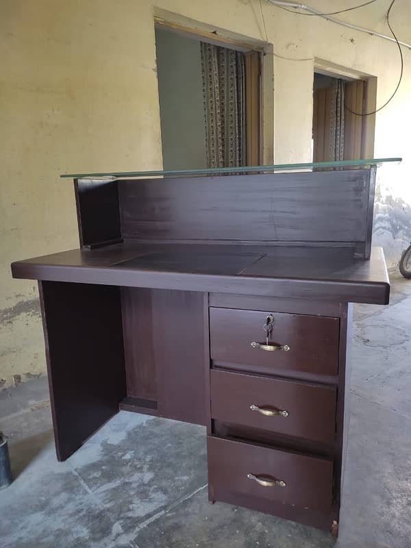 computer table for sale need money contect 0310-5197595 2