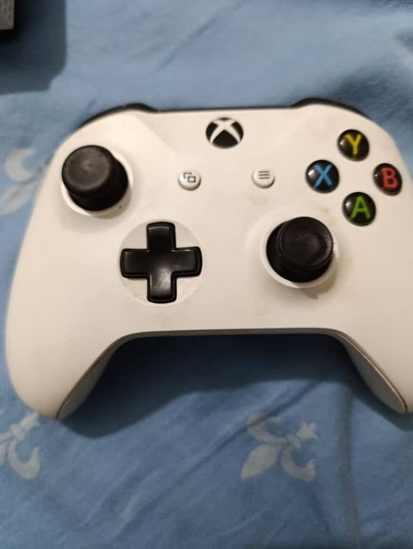 a good condition Xbox console 0