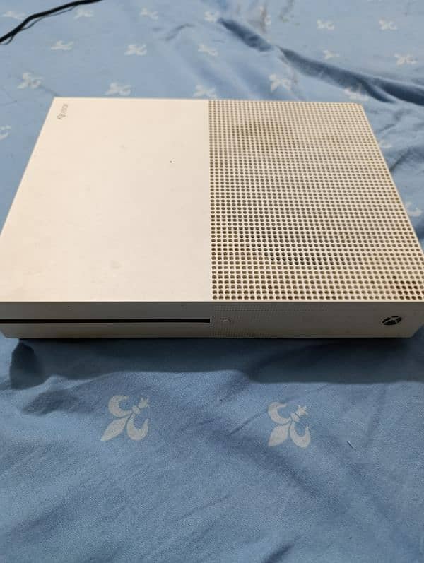 a good condition Xbox console 1