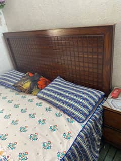 king Bed and dressing table with 1side table. Condition 10/10.