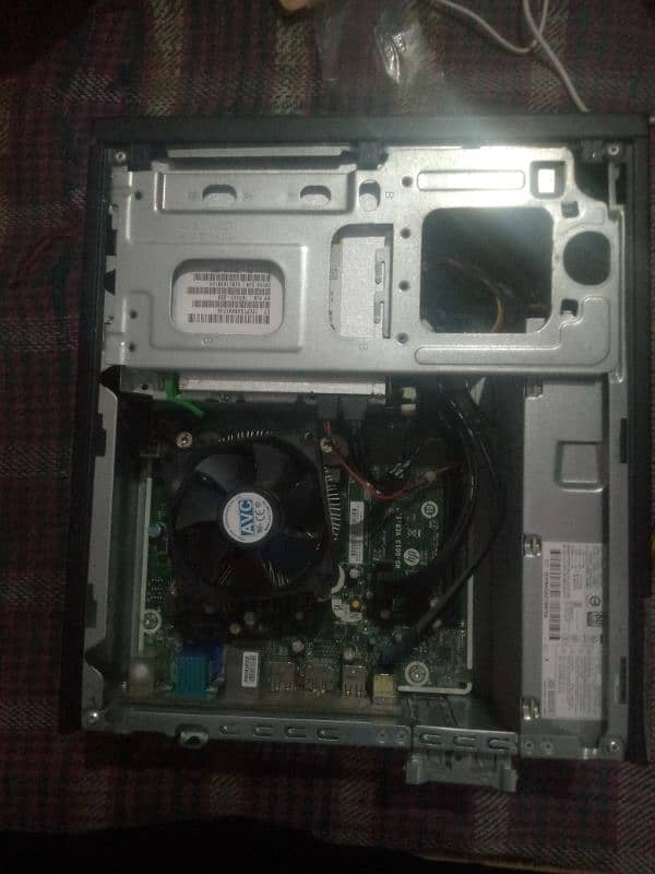 HP cpu . . . . with 2 gb ram only 03183922640 6