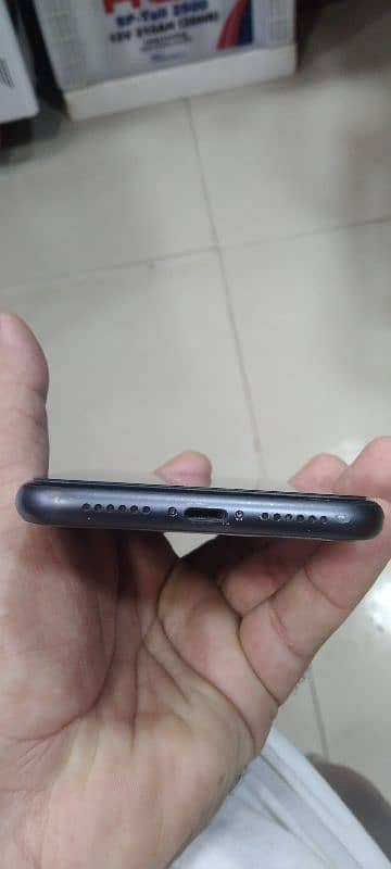 iphone 11 64 GB pta approved 6