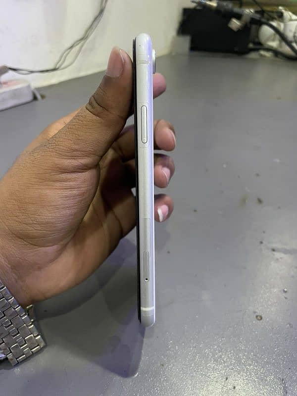 I phone XR White color 5