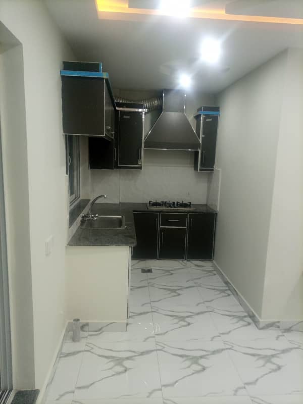 1 BED FULLY LUXURY NON FURNISH IDEAL LOCATION EXCELLENT FLAT FOR RENT IN BAHRIA TOWN LAHORE 0