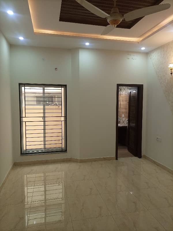 10 MARLA LIKE NEW HOUSE AVAILABLE FOR RENT ON PRIME LOCATION IN BAHRIA TOWN LAHORE 4