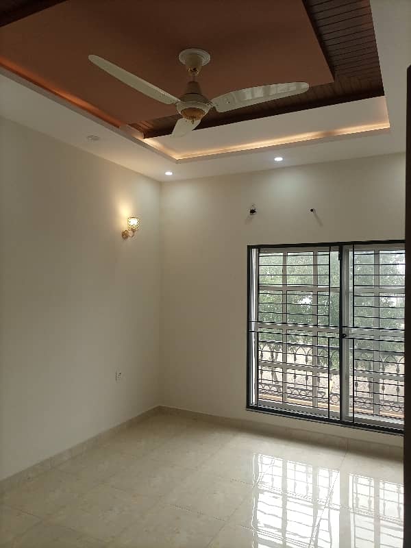 10 MARLA LIKE NEW HOUSE AVAILABLE FOR RENT ON PRIME LOCATION IN BAHRIA TOWN LAHORE 17