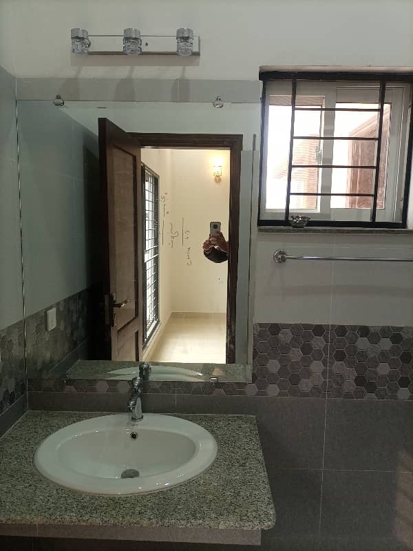 10 MARLA LIKE NEW HOUSE AVAILABLE FOR RENT ON PRIME LOCATION IN BAHRIA TOWN LAHORE 18