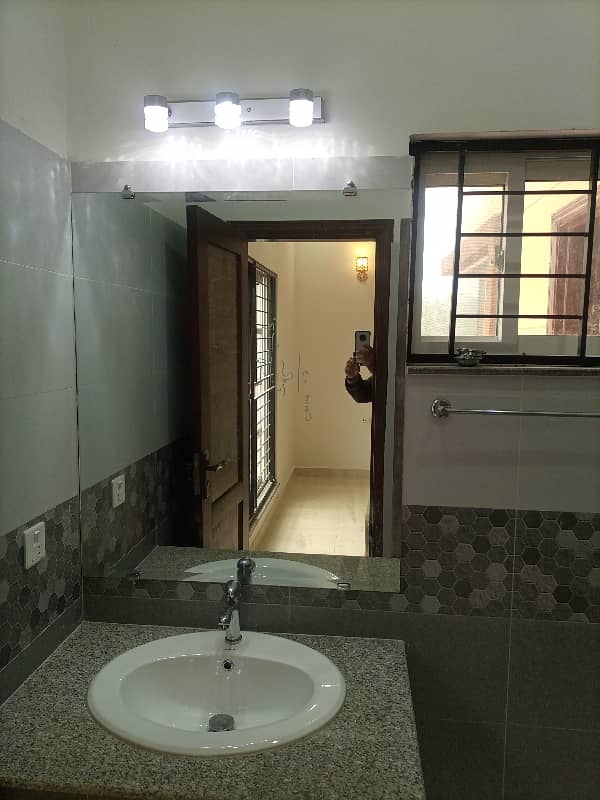 10 MARLA LIKE NEW HOUSE AVAILABLE FOR RENT ON PRIME LOCATION IN BAHRIA TOWN LAHORE 19