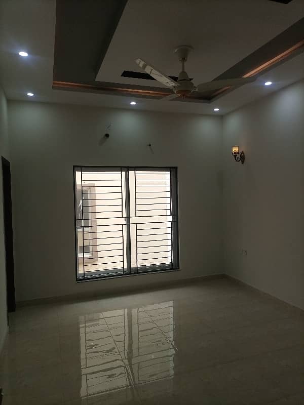 10 MARLA LIKE NEW HOUSE AVAILABLE FOR RENT ON PRIME LOCATION IN BAHRIA TOWN LAHORE 22