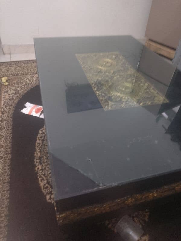 big size center table hai 2.5 by 4 ka size hai 3