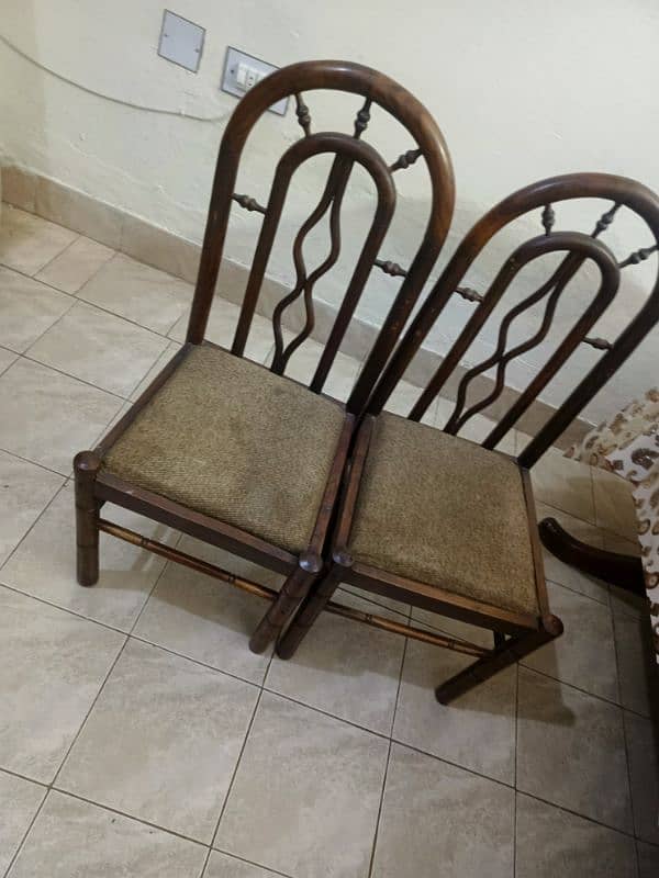 Selling 5 dinning table chair urgently 0