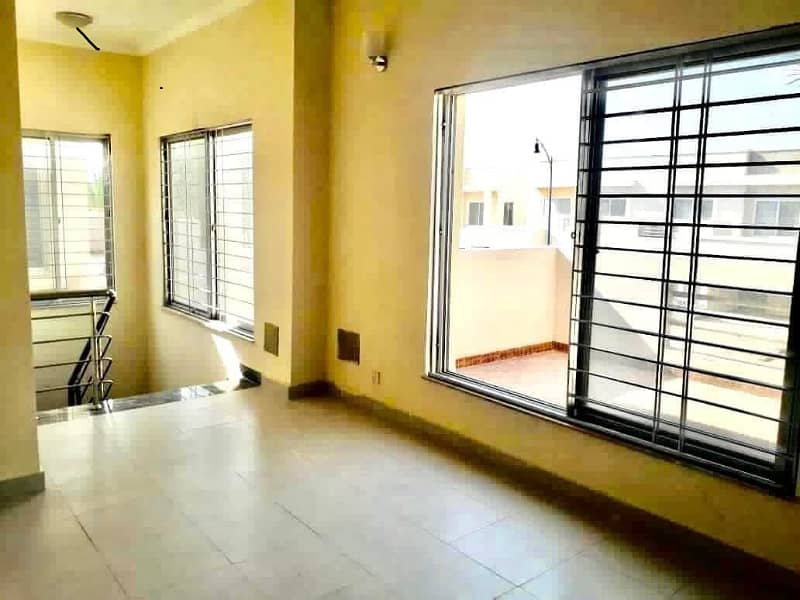 3Bed DDL 200sq yd Villa FOR SALE. All amenities nearby including Parks, Mosques and Gallery 7