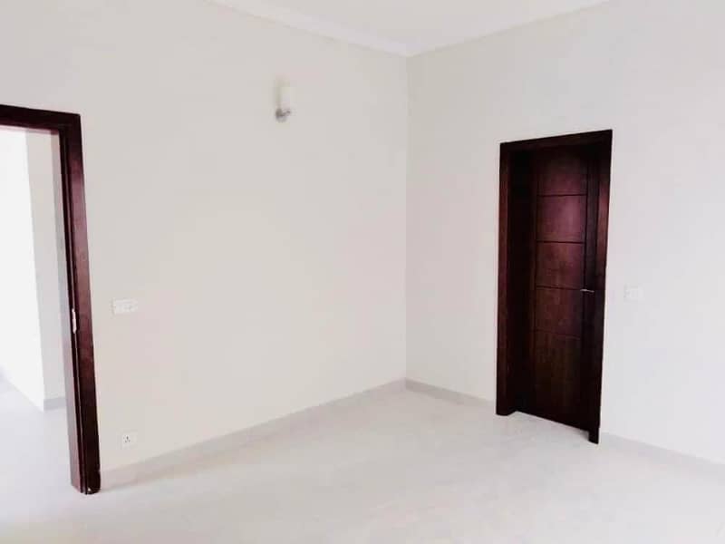 3Bed DDL 200sq yd Villa FOR SALE. All amenities nearby including Parks, Mosques and Gallery 16