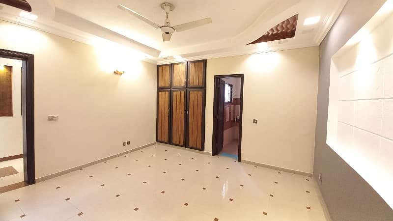 1 kanal Upper Portion Available In Abdalian Society Near By UCP University And Shoukat Khanam 1