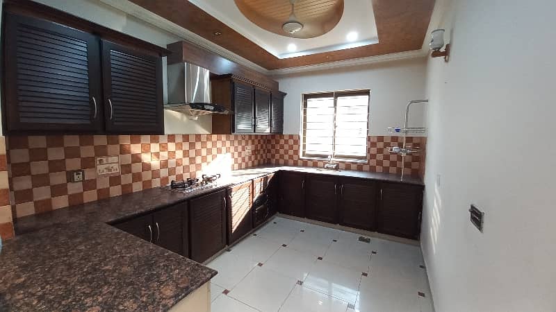 1 kanal Upper Portion Available In Abdalian Society Near By UCP University And Shoukat Khanam 11