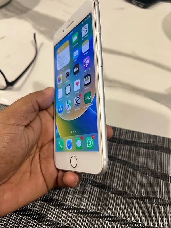 iPhone 8 Plus in good condition 4