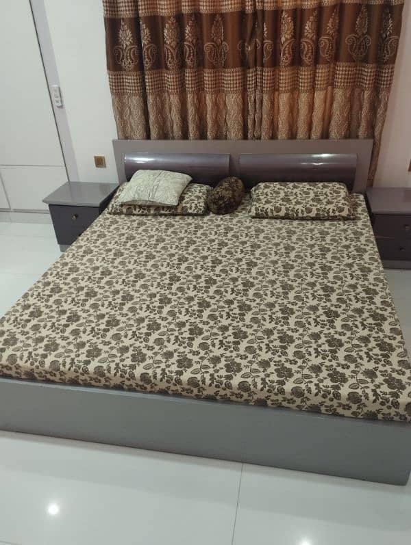 bed set with side and dressing table 0