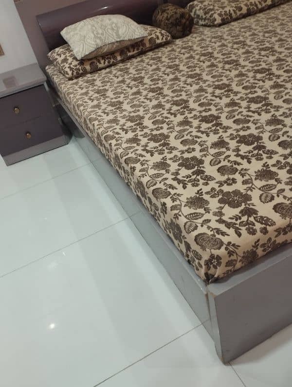 bed set with side and dressing table 7