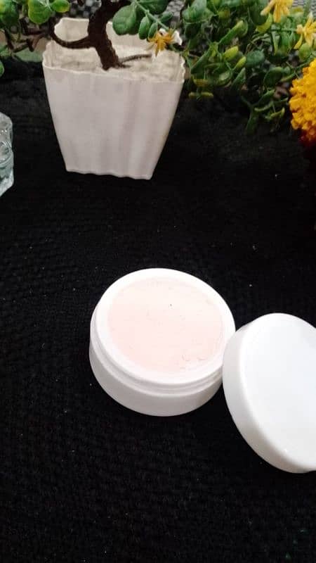 whitening cream available hy jisko chye rbta kry 1