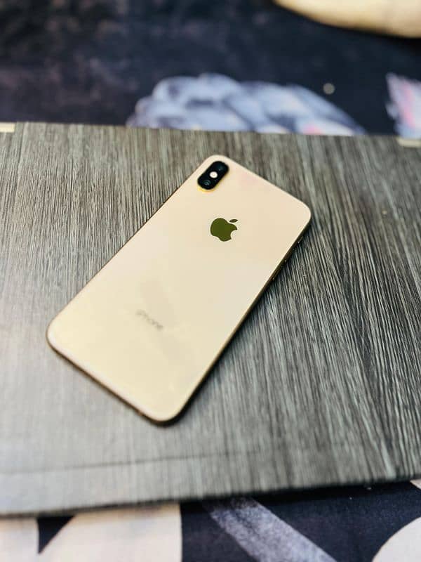 Iphone Xs Factory unlock. 1