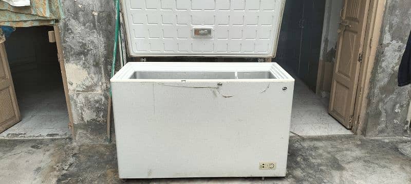 i want to sale my PeL freezer good  working  full size 1