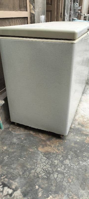 i want to sale my PeL freezer good  working  full size 3