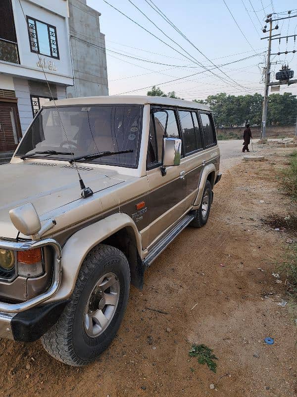 Mitsubishi Pajero 1990 8