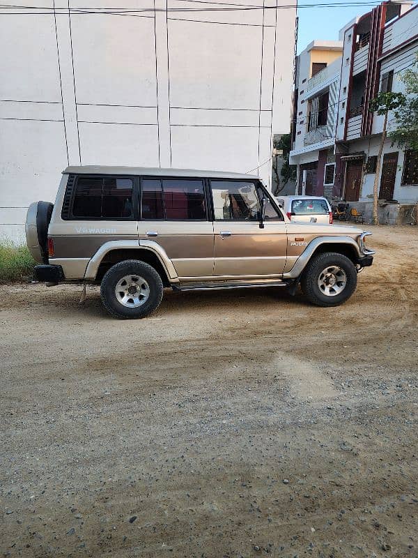 Mitsubishi Pajero 1990 11