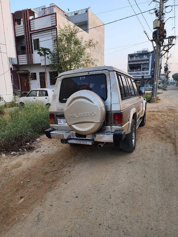 Mitsubishi Pajero 1990 12