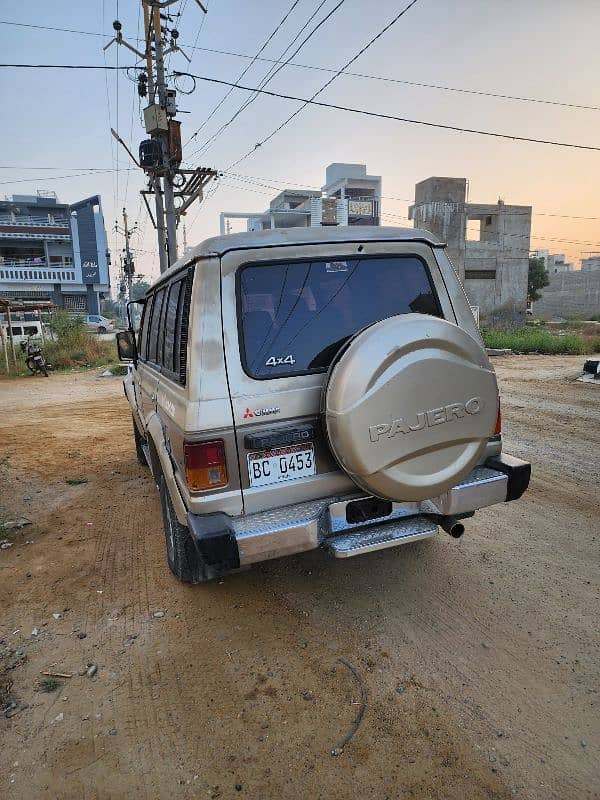 Mitsubishi Pajero 1990 13