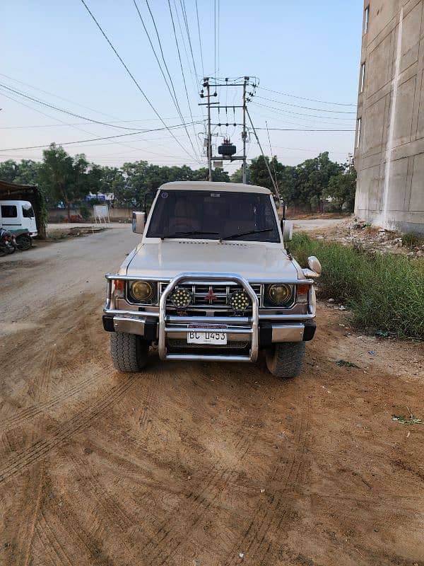 Mitsubishi Pajero 1990 14