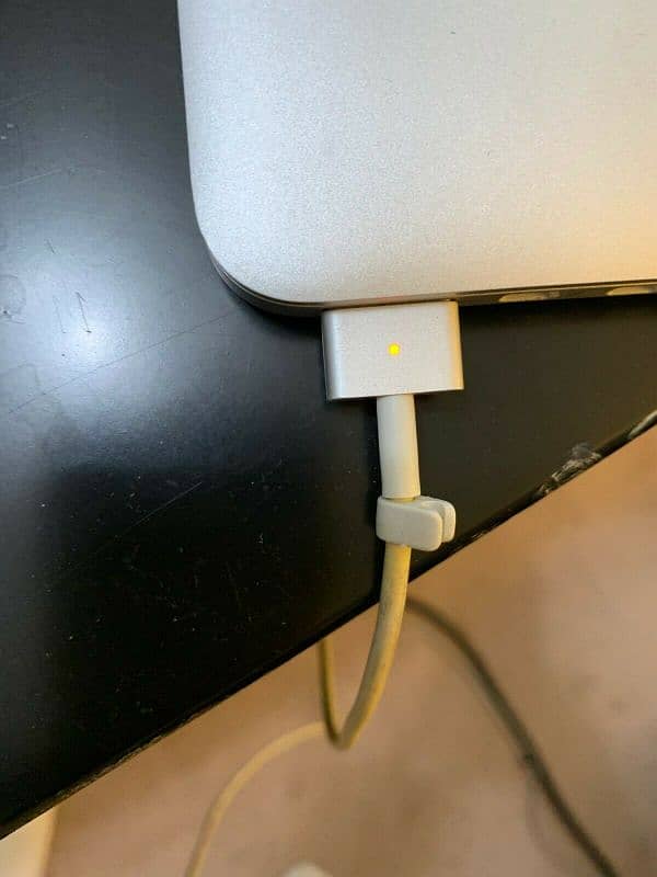 Macbook pro Original Charger 100% 1